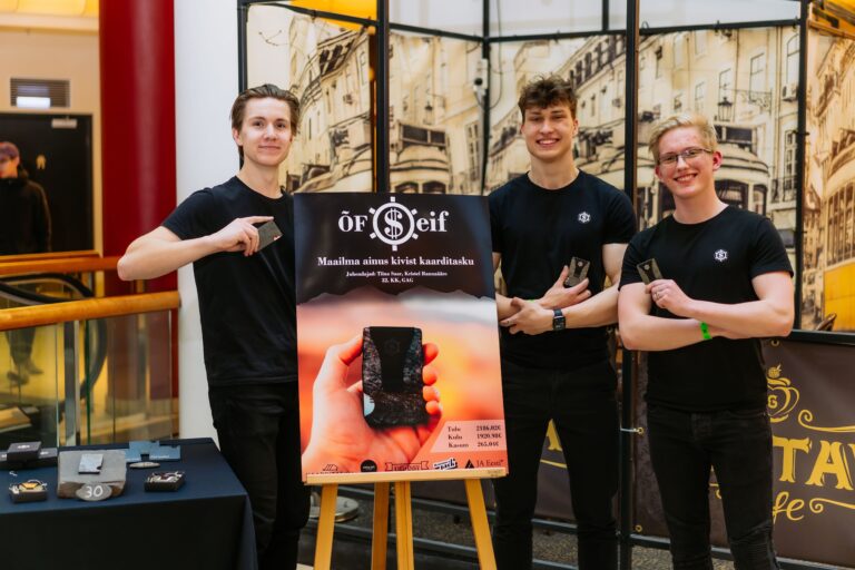 Õpilasfirma Seif Junior Achievementi korraldatud Eesti parima Õpilasfirma stendivoorus Solarises kaarditaskuid müümas