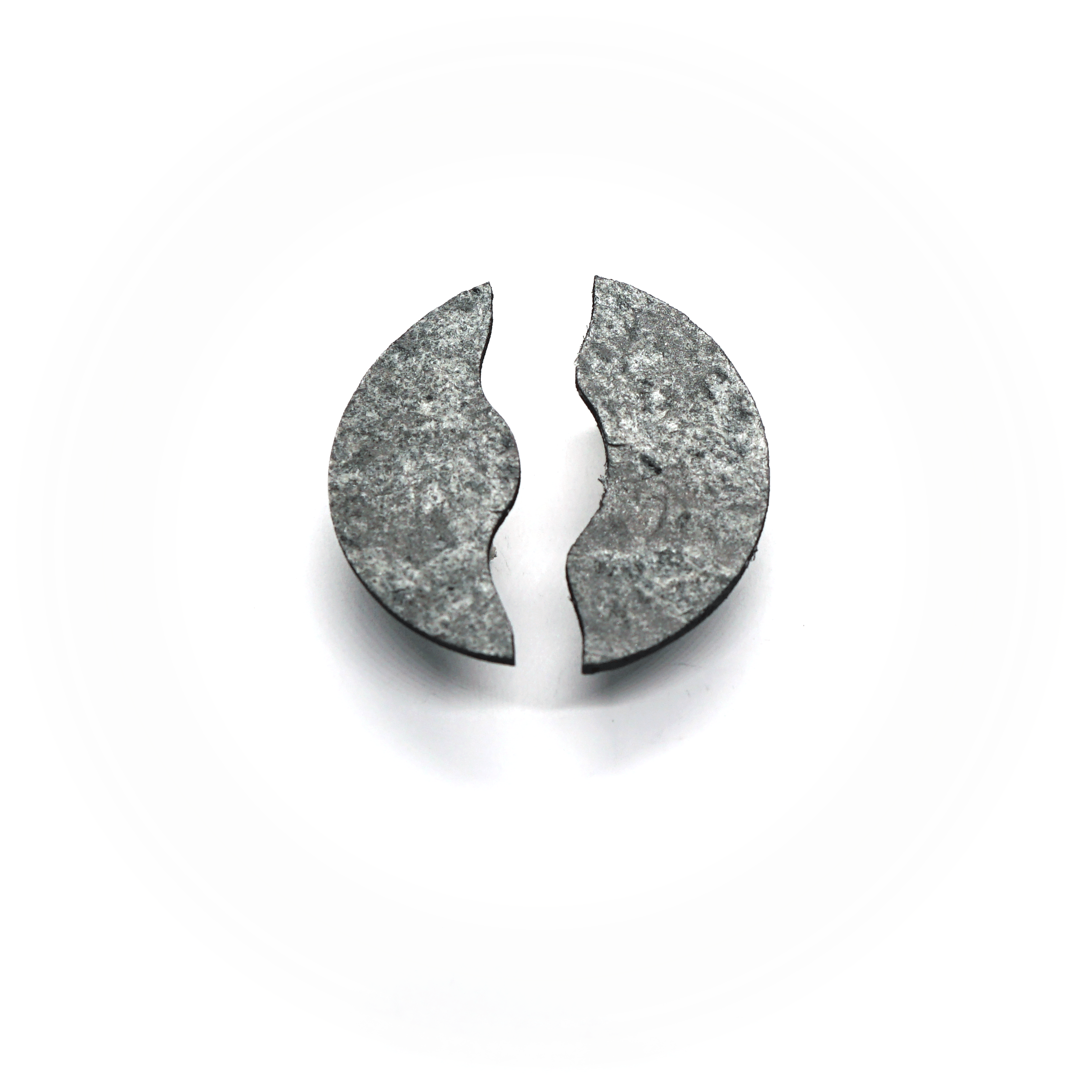 Kivist Kõrvarõngad Tume Kask Huuled